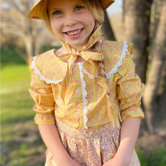 Laura Ingalls Wilder Dress with Apron and Bonnet (Prairie Dress) - Picture 10 of 10